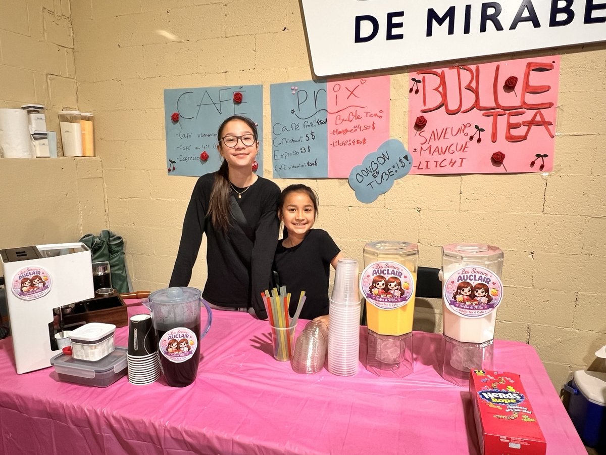 Mila et sa sœur derrière leur kiosque de boissons en 2026